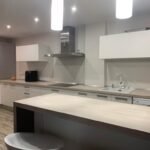 Reforma de cocina con isla, encimera de madera y muebles blancos, Ceymar Ciudad Real
