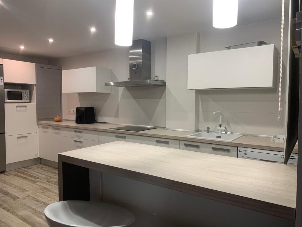 Cocina reformada con encimera y zona de trabajo