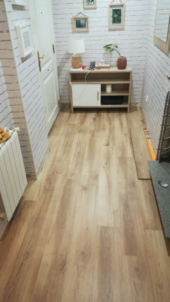 Salón reformado con suelo de tarima flotante, reforma integral en Ciudad Real