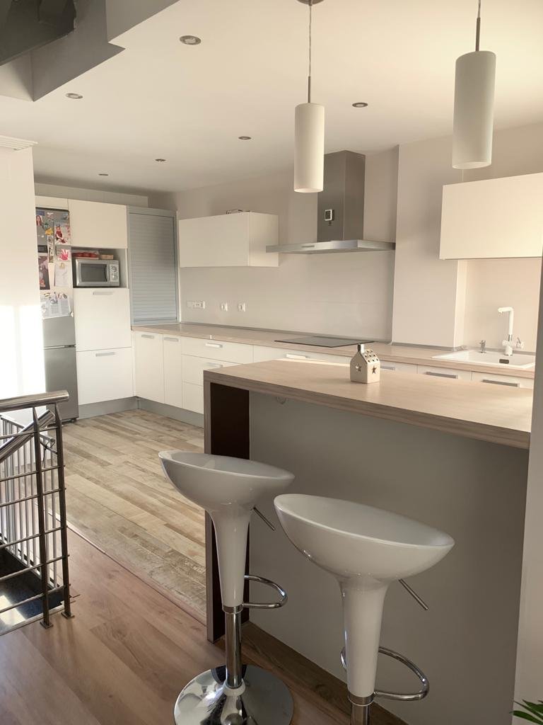 Reforma de cocina moderna con isla y taburetes, proyecto Ceymar en Ciudad Real