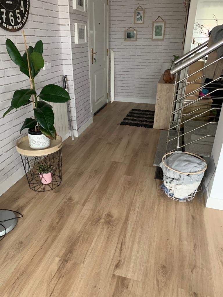 Suelo laminado terminado con zócalo