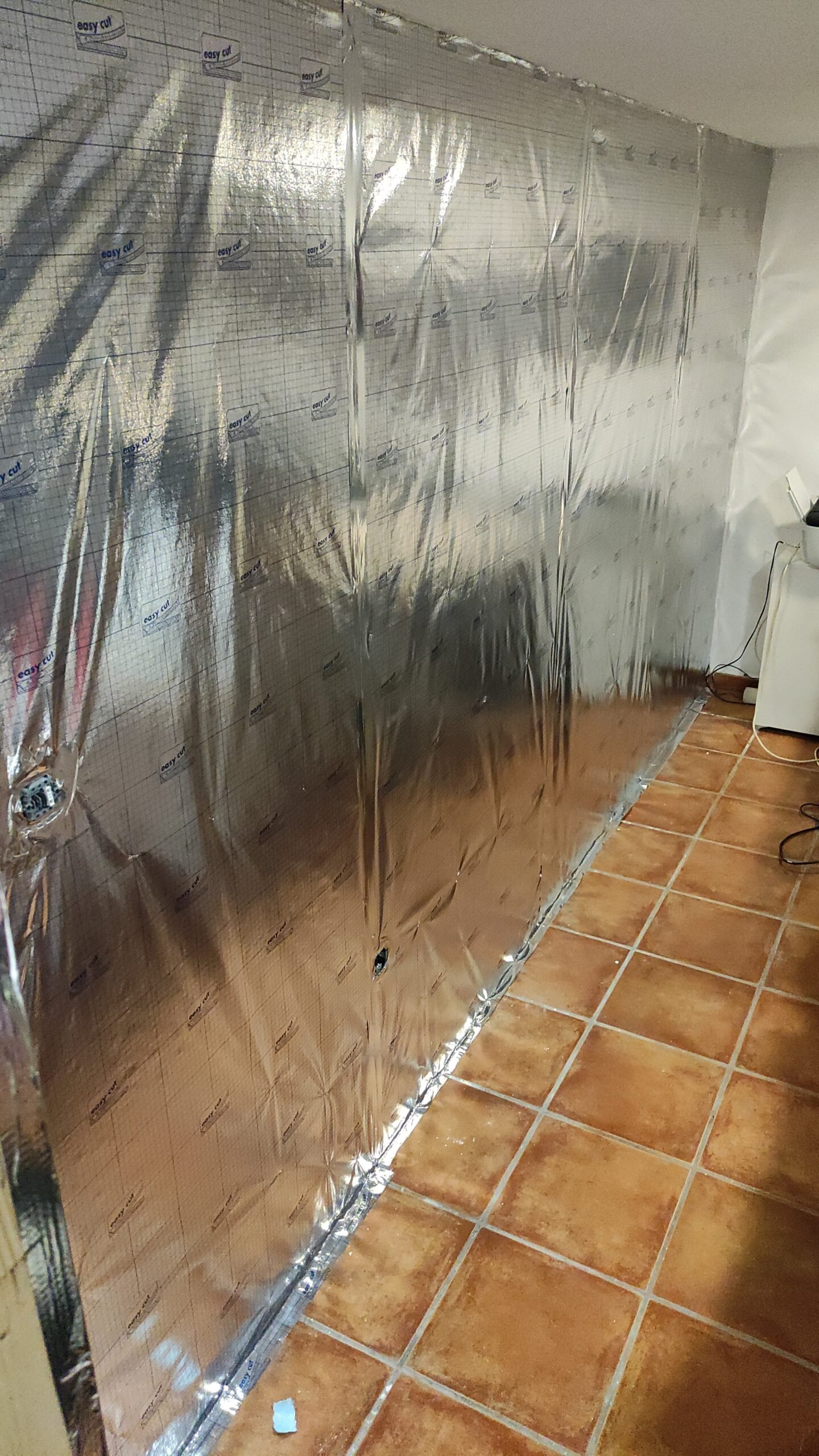 Instalación de aislamiento térmico reflectante en obra de reforma, Ceymar