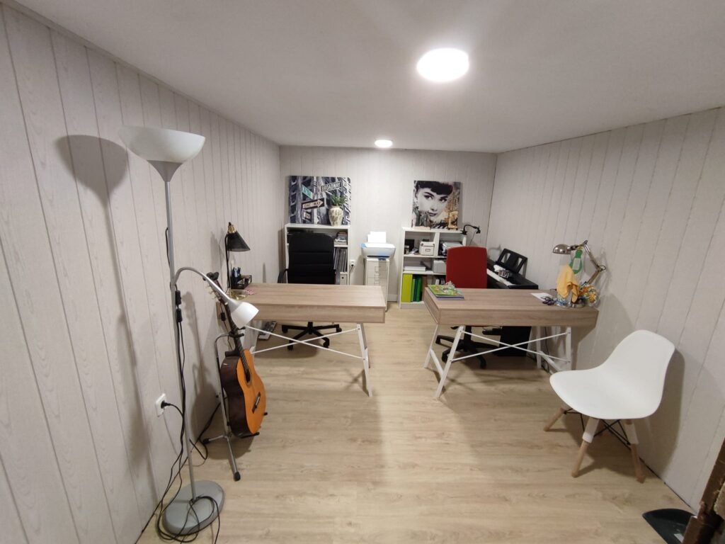 Despacho reformado con revestimiento de pared en madera y suelo laminado, Ceymar