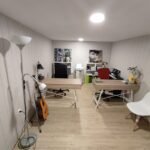 Despacho reformado con revestimiento de pared en madera y suelo laminado, Ceymar
