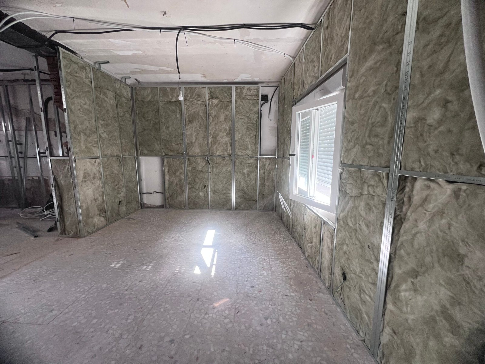 Trasdosado con aislamiento térmico y acústico en reforma de vivienda, Ceymar