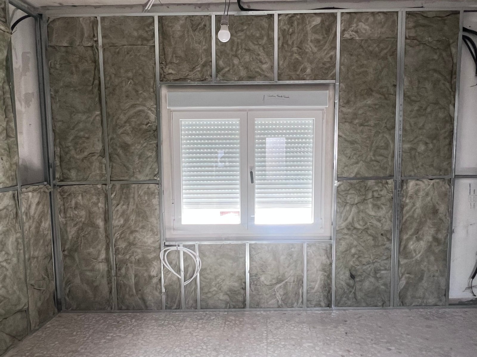 Ventana con trasdosado y aislamiento