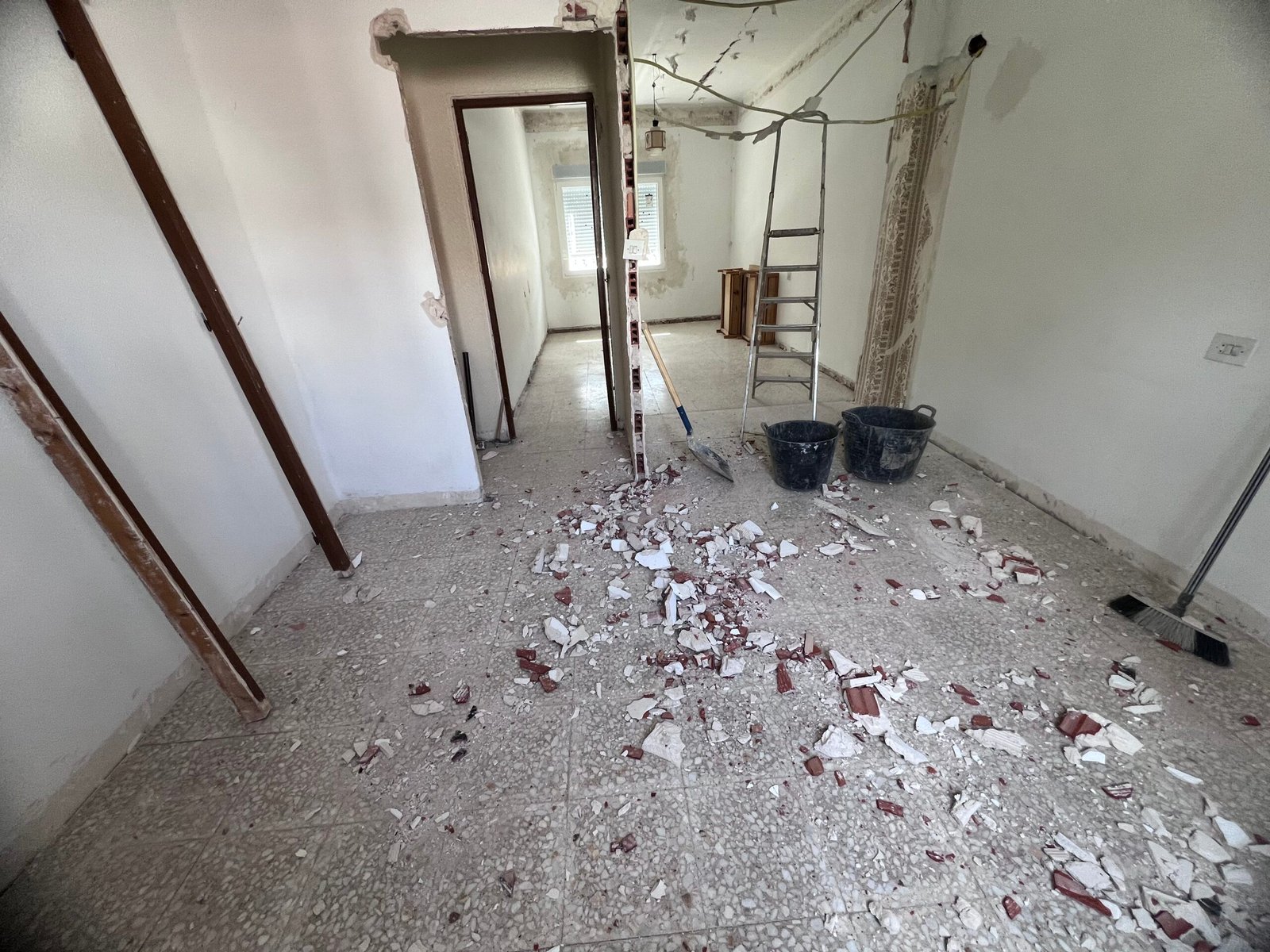 Demolición de tabique en el inicio de una reforma integral de vivienda, Ceymar