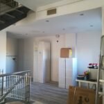 Reforma integral con techos y paredes recién pintados en vivienda de Ciudad Real