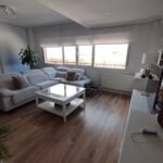 Salón amplio y luminoso tras reforma integral de vivienda en Ciudad Real