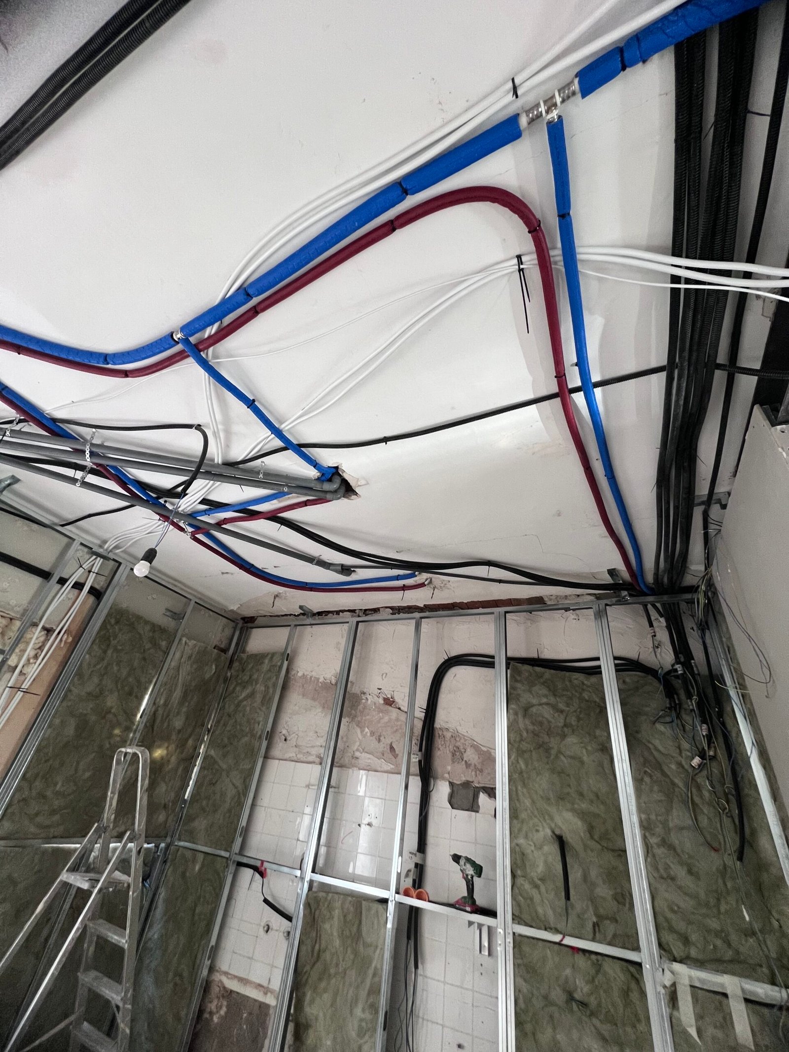 Cableado de la instalación eléctrica en el techo