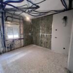 Habitación en proceso de reforma integral con aislamiento y nueva instalación eléctrica