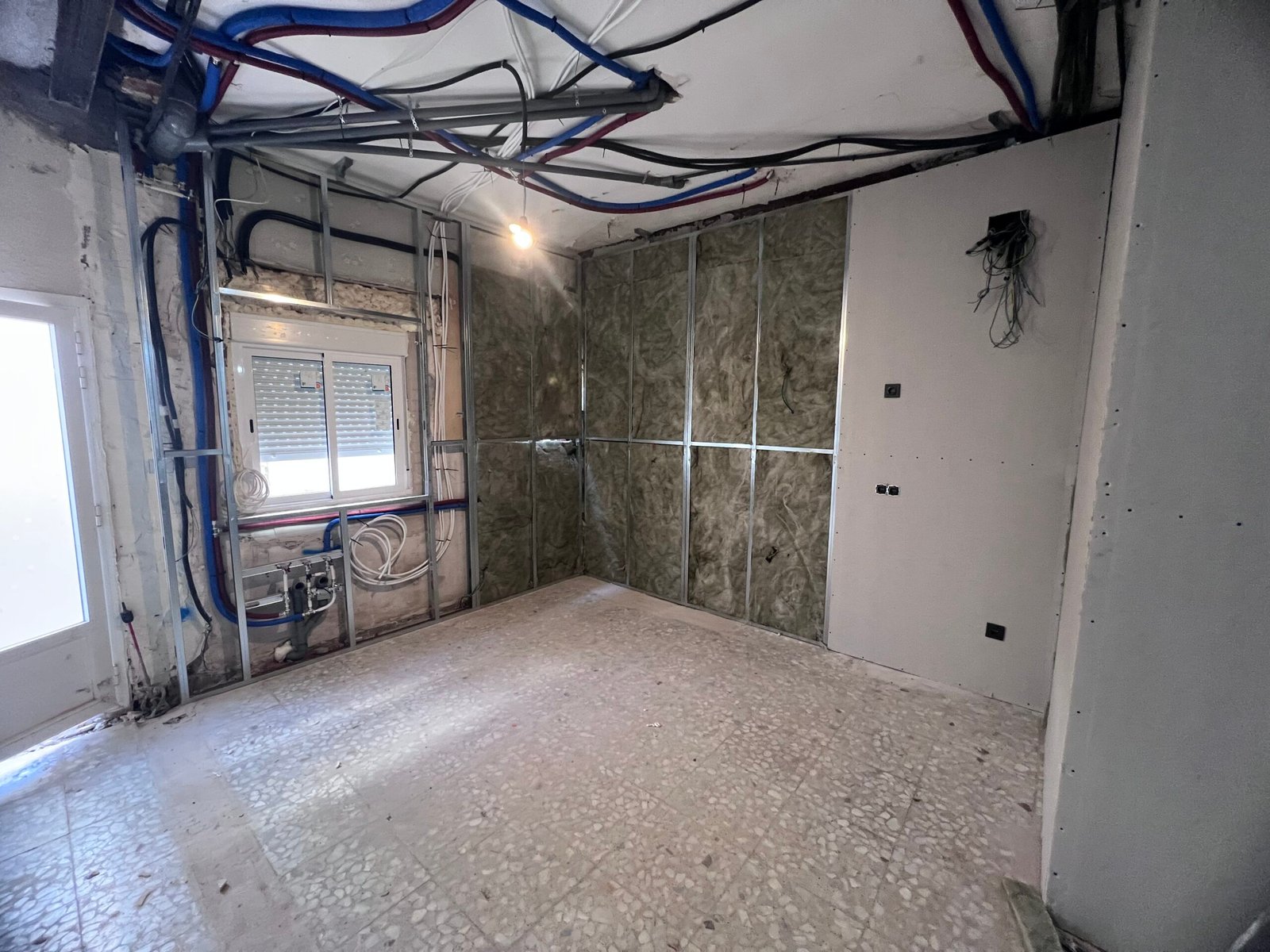 Habitación en proceso de reforma integral con aislamiento y nueva instalación eléctrica