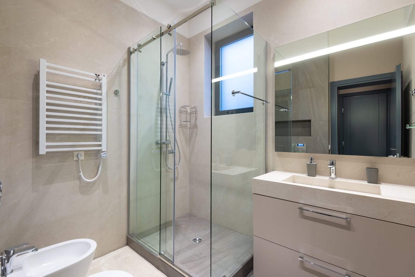 Baño moderno reformado con mampara de cristal, Ceymar Ciudad Real