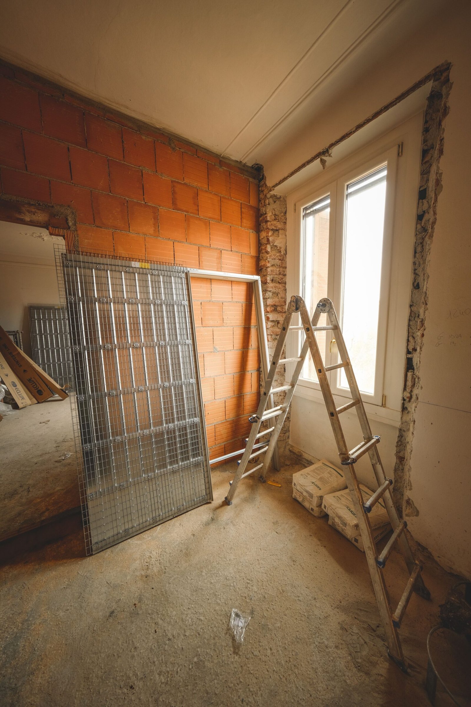 Habitación en obra con pared de ladrillo visto, reforma integral Ceymar Ciudad Real